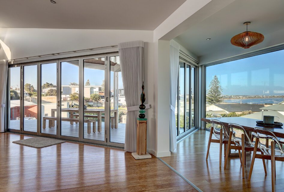 Capral's Project Middleton Residence using Capral window and building systems.