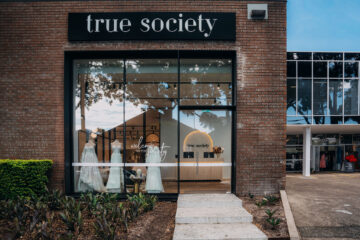 Caprals 419 framing system shown at the front of a boutique with the external hood added